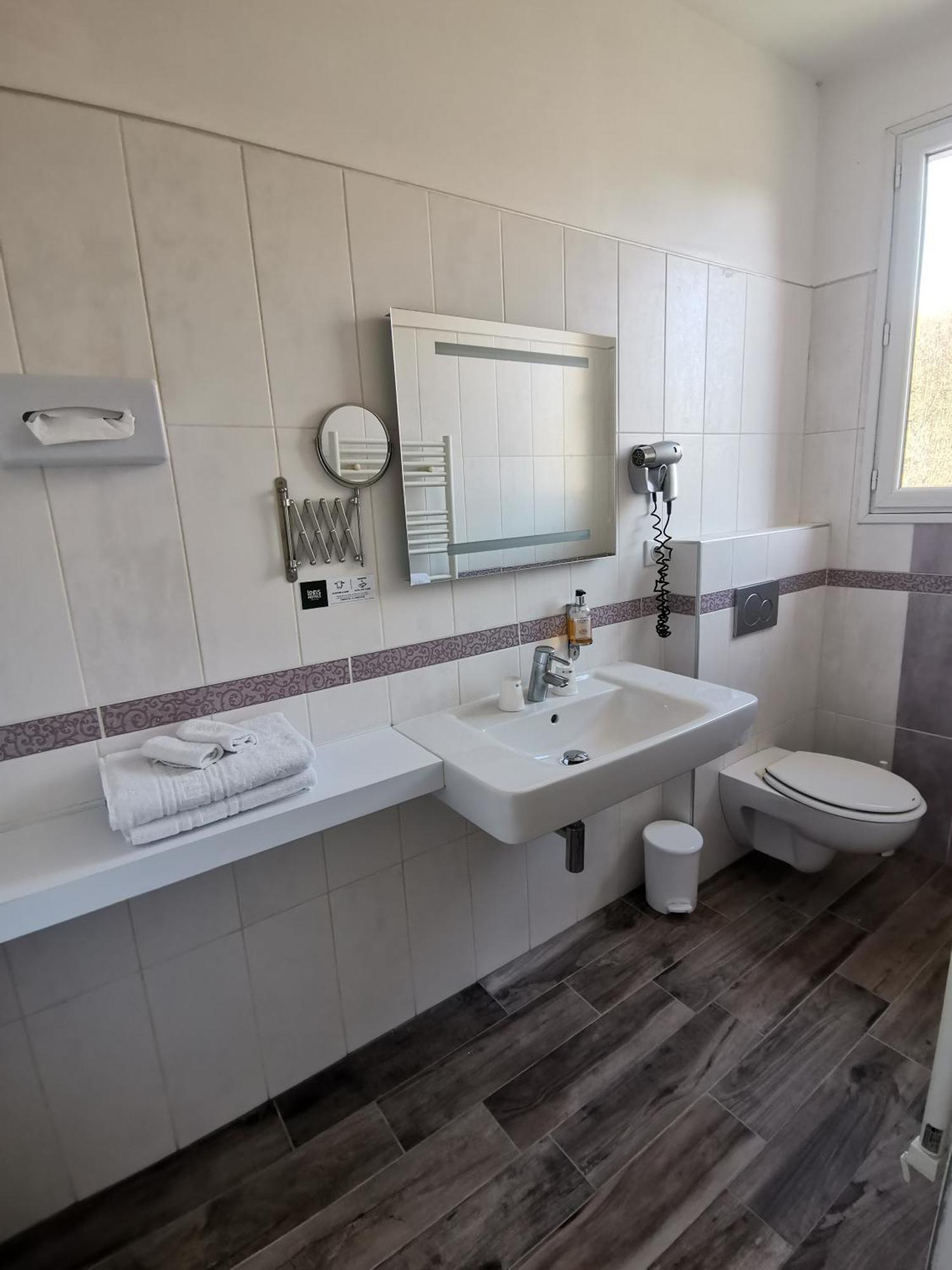 Logis Hotel Le Cerf Briare Zewnętrze zdjęcie